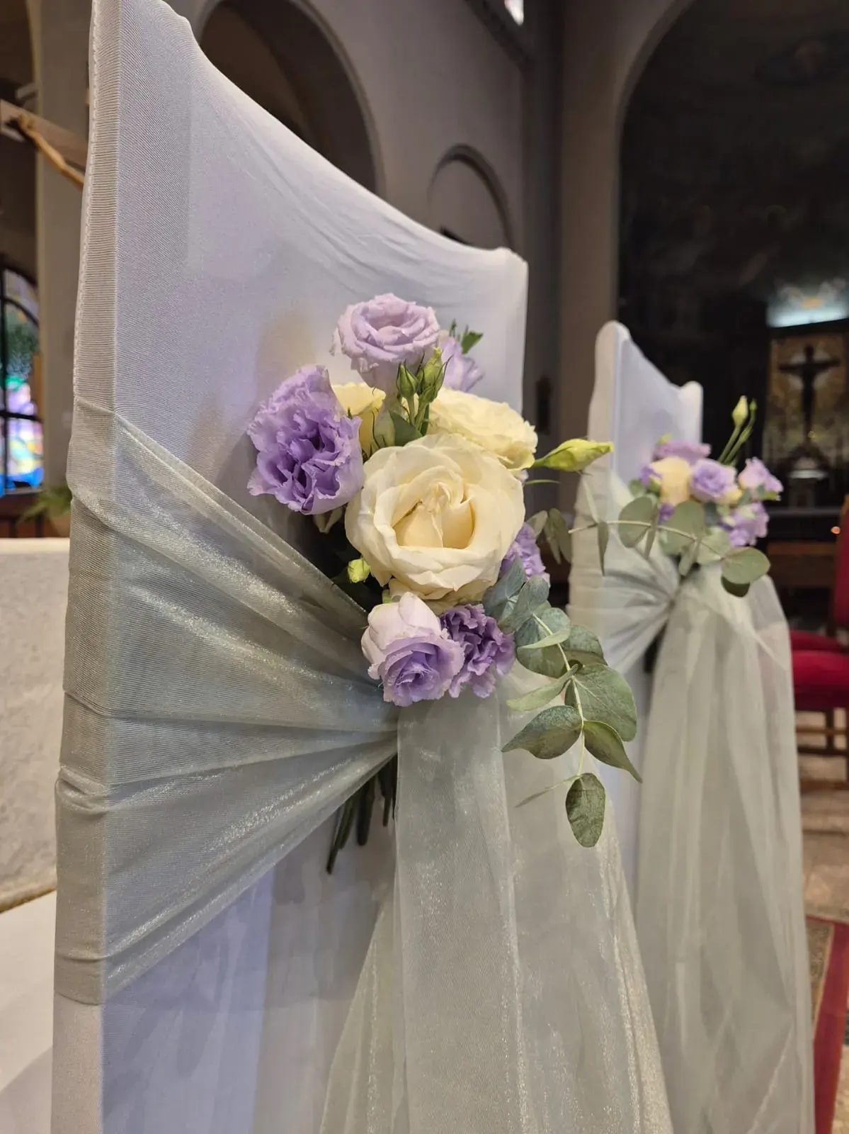 Dettaglio di rose e tulle sulle sedute