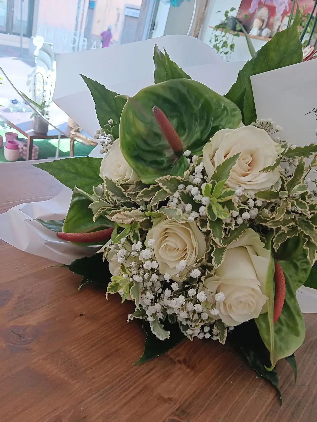 Bouquet bianco con foglie verdi