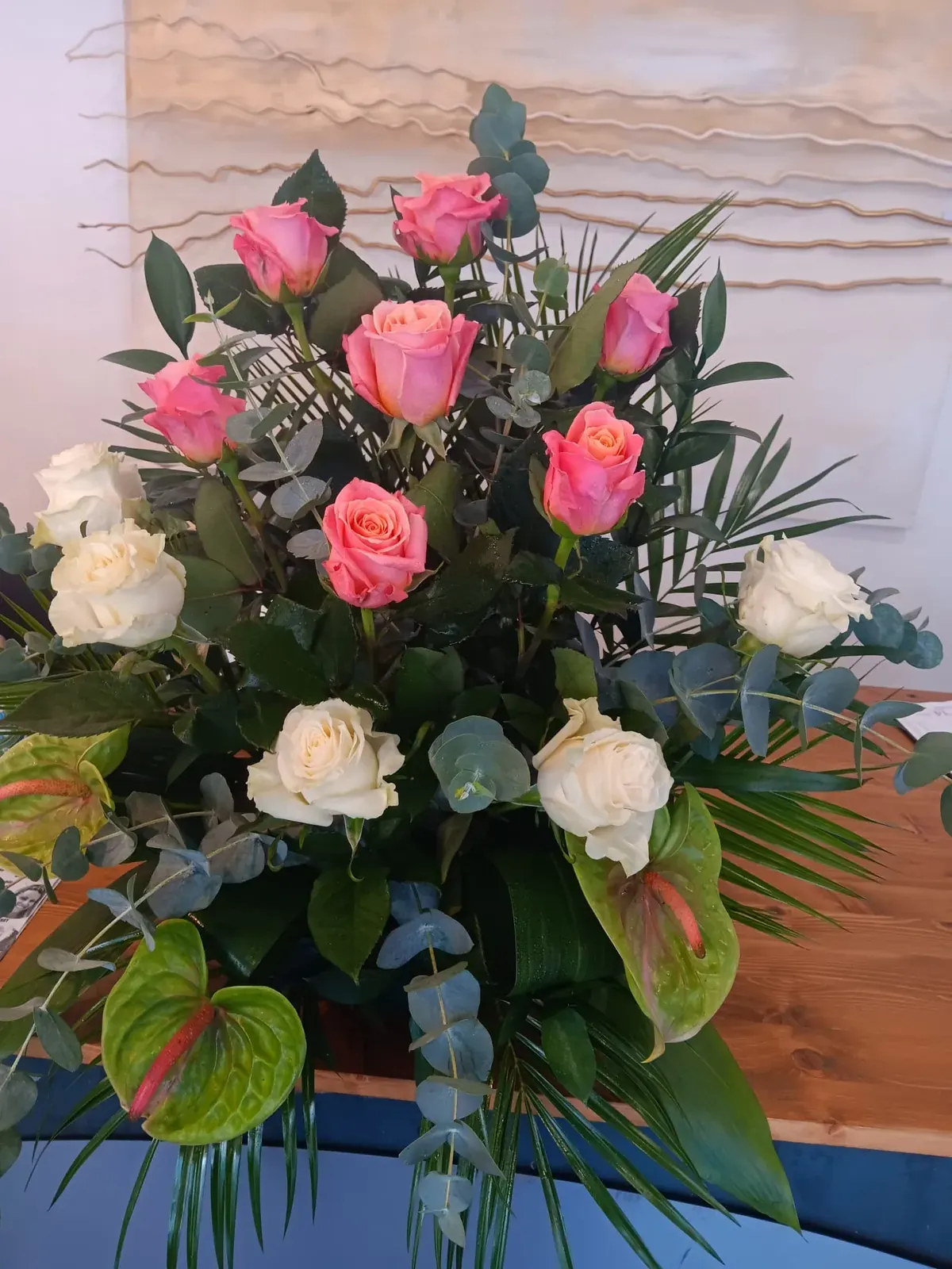Composizione funebre con rose rosa e bianche