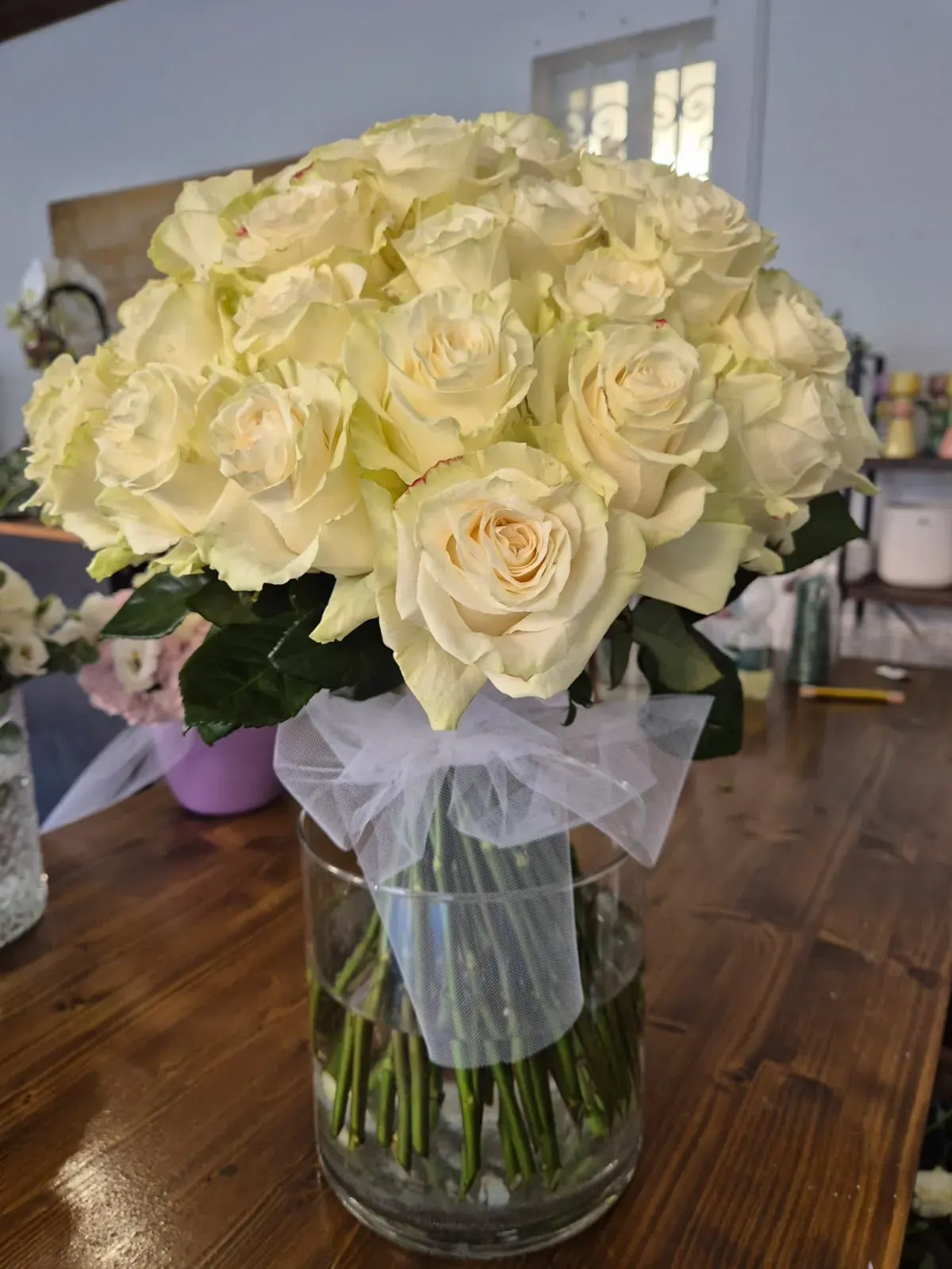 Bouquet di rose bianche in vaso