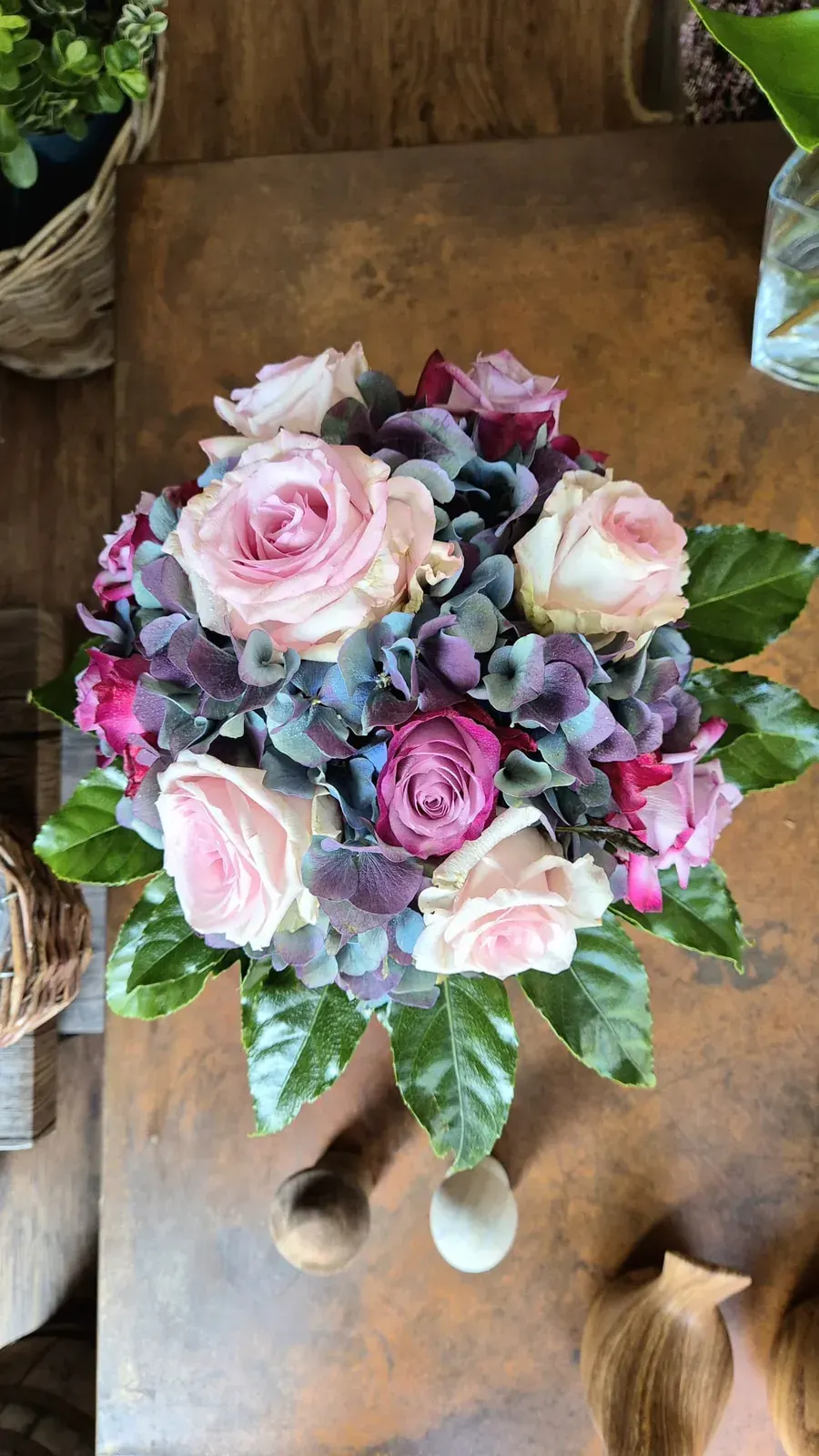 Bouquet rosa e viola con rose bianche