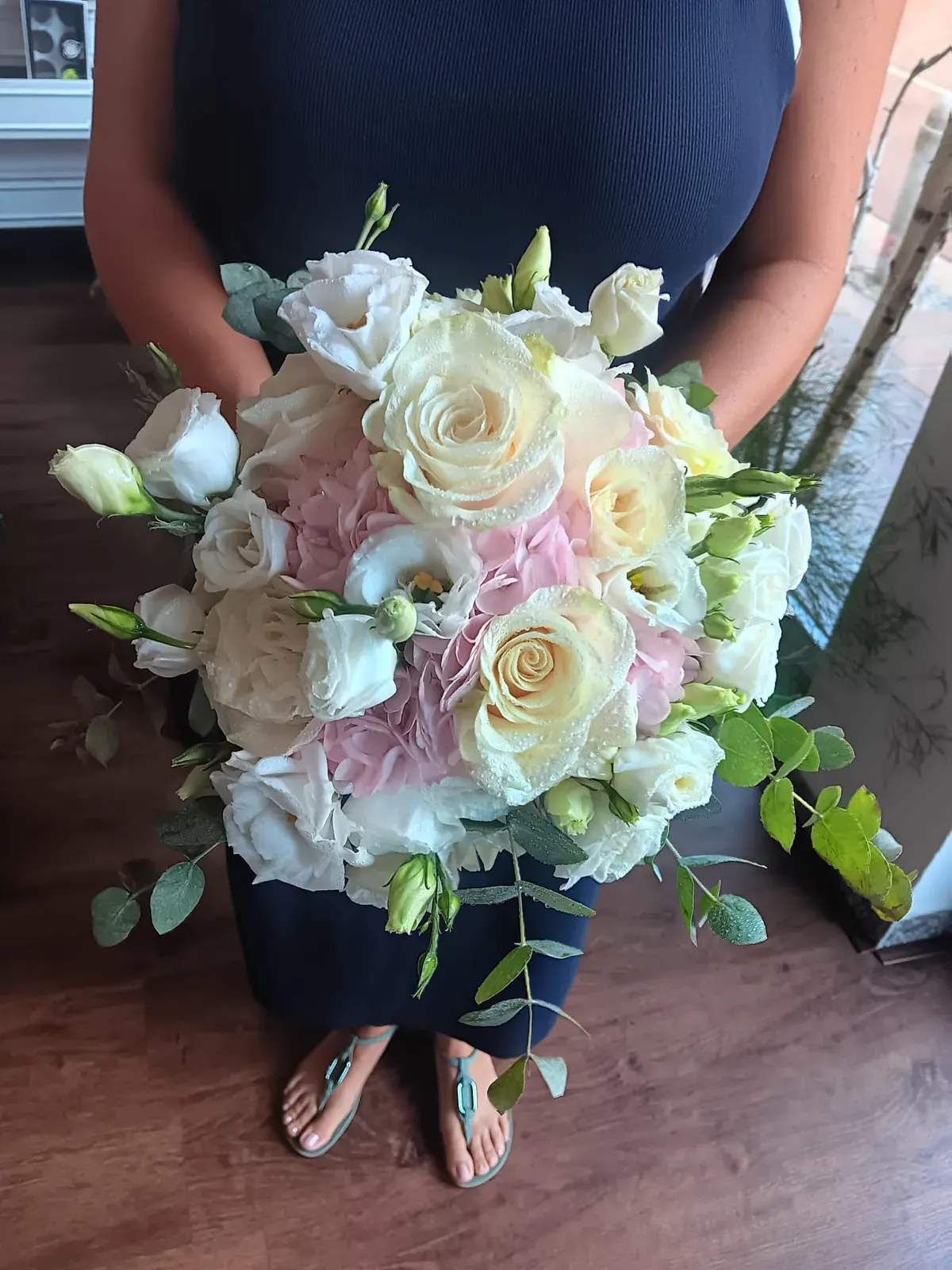 Bouquet da sposa con rose chiare