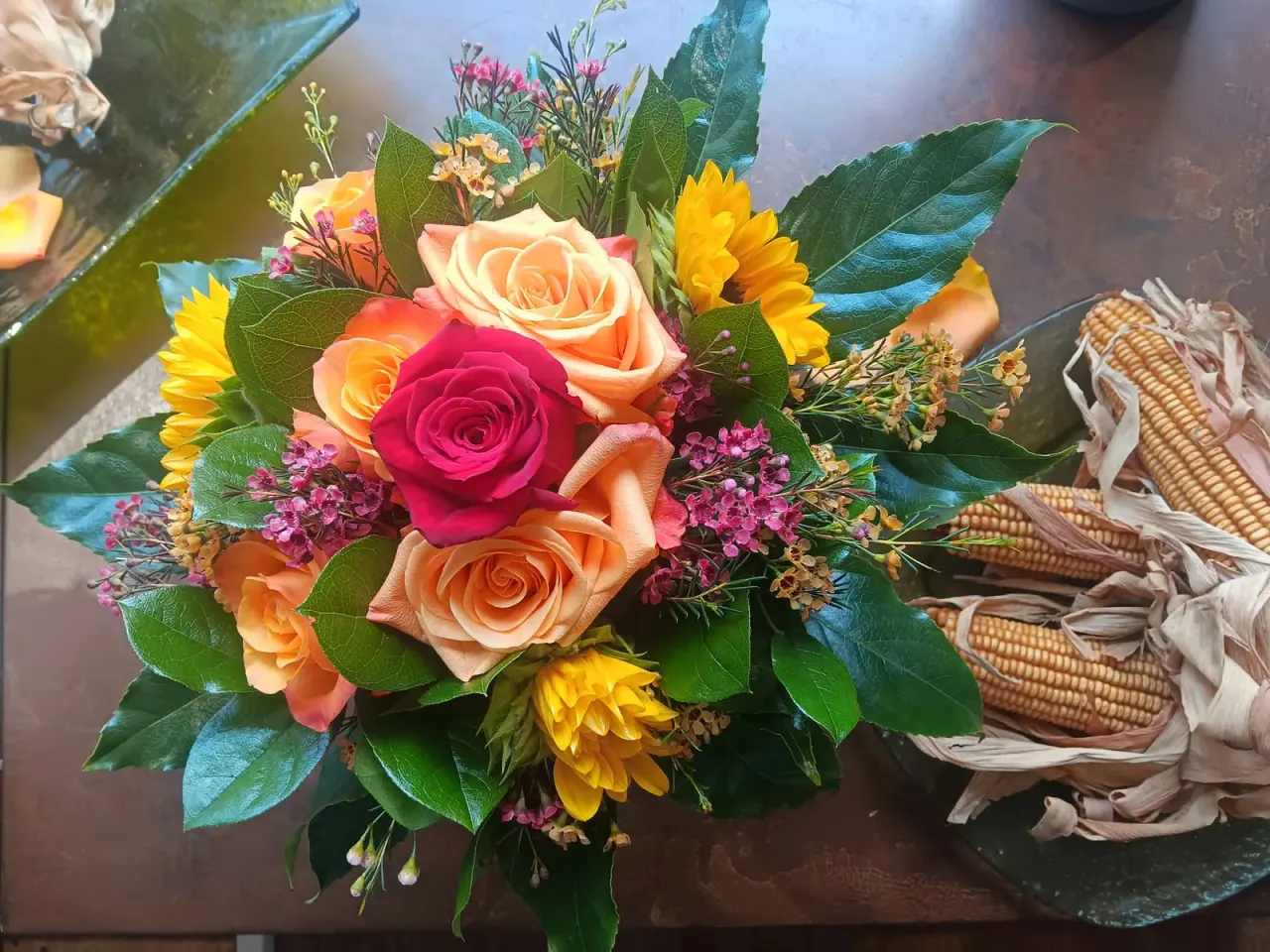 Bouquet di rose arancioni e rosse con girasoli