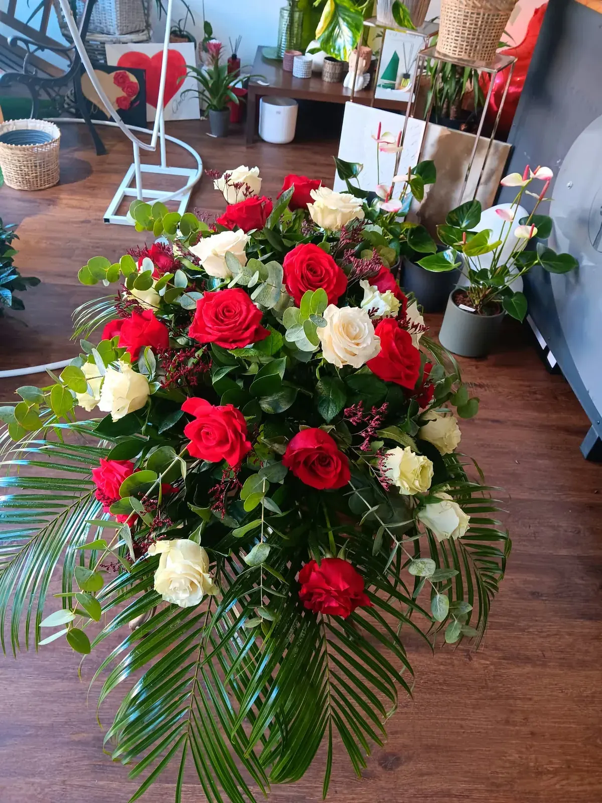 Composizione funebre di fiori rossi e bianchi