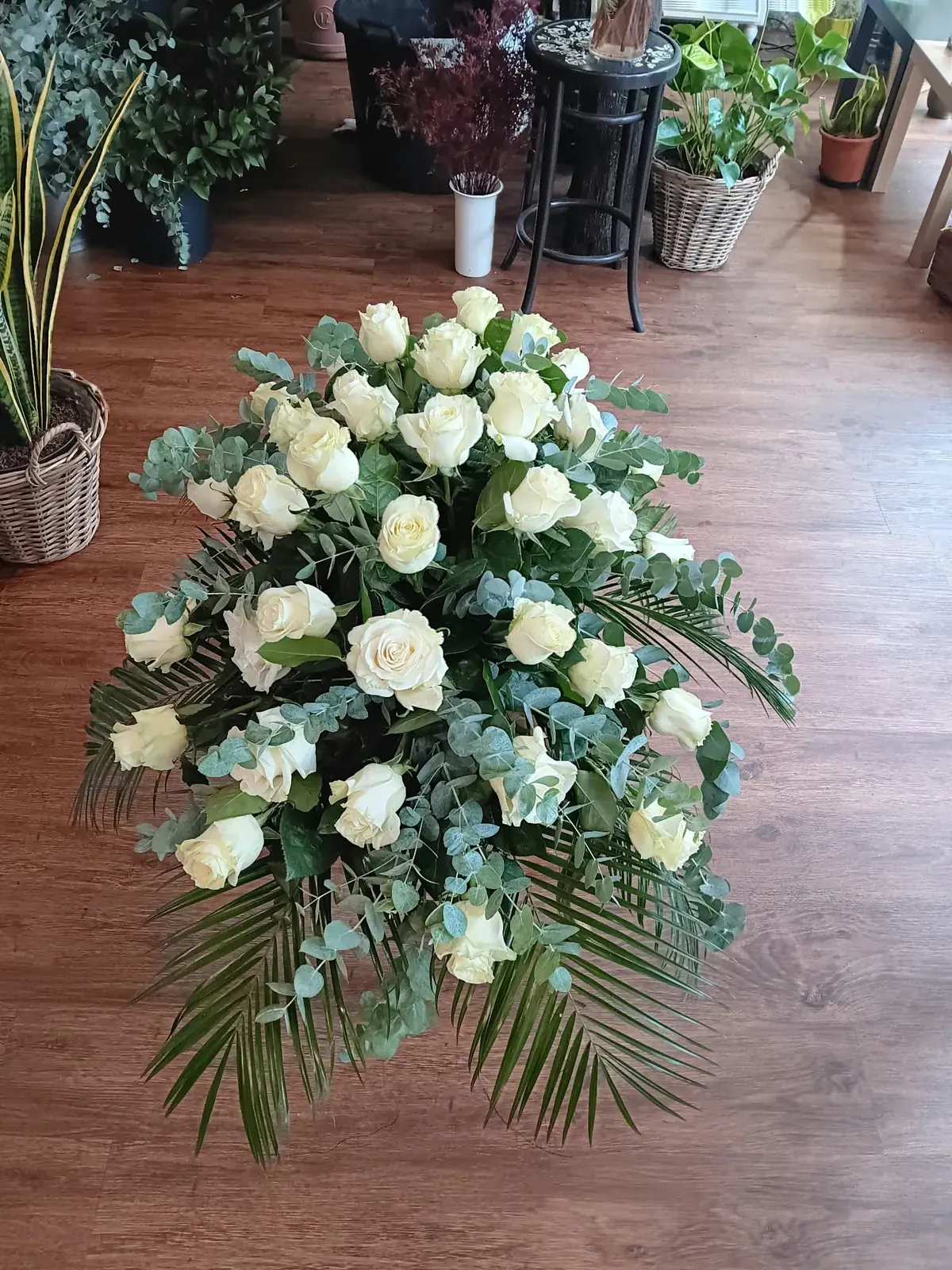 Composizione funebre con rose bianche