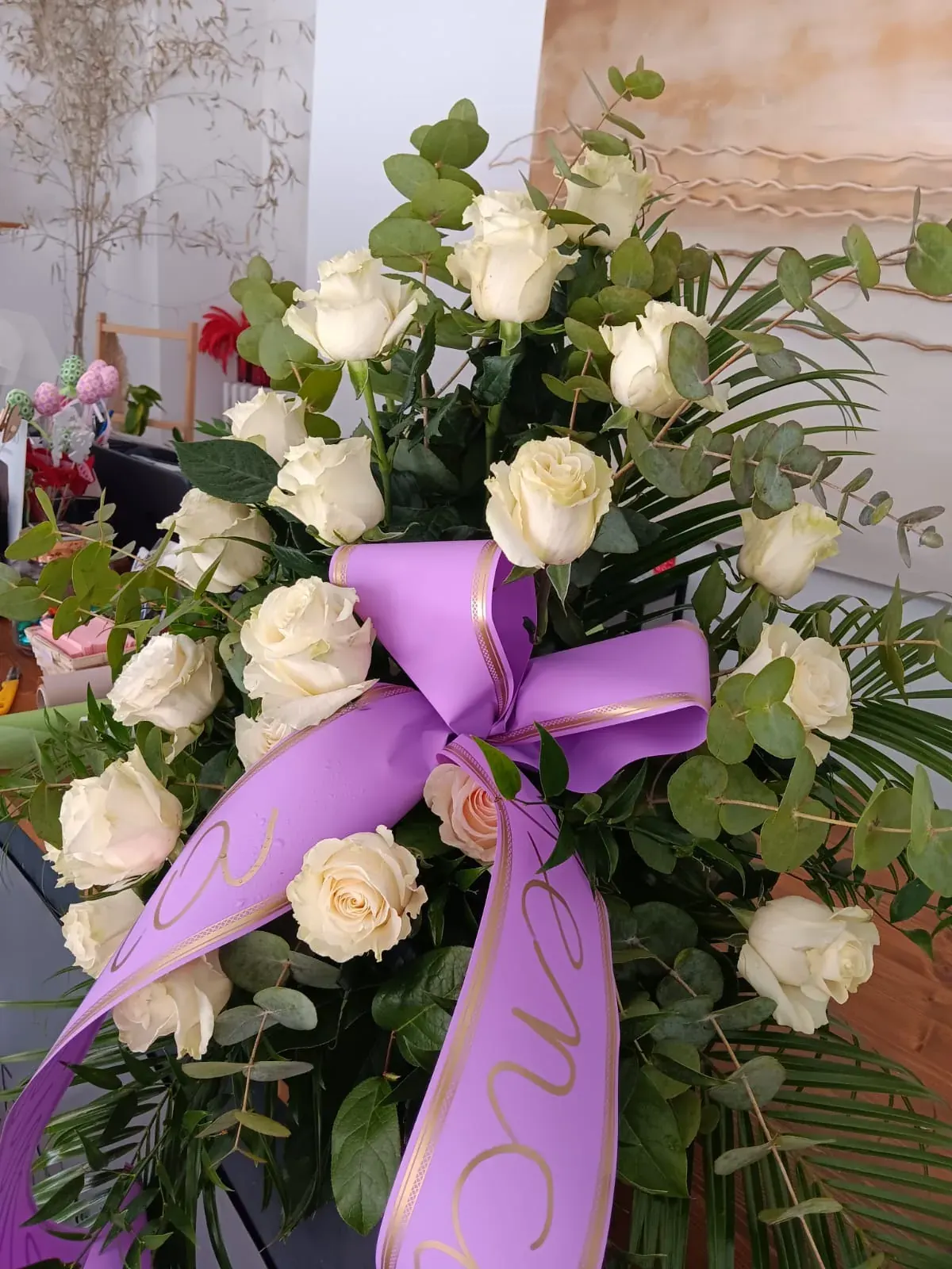 Composizione funebre bianca con nastro lilla