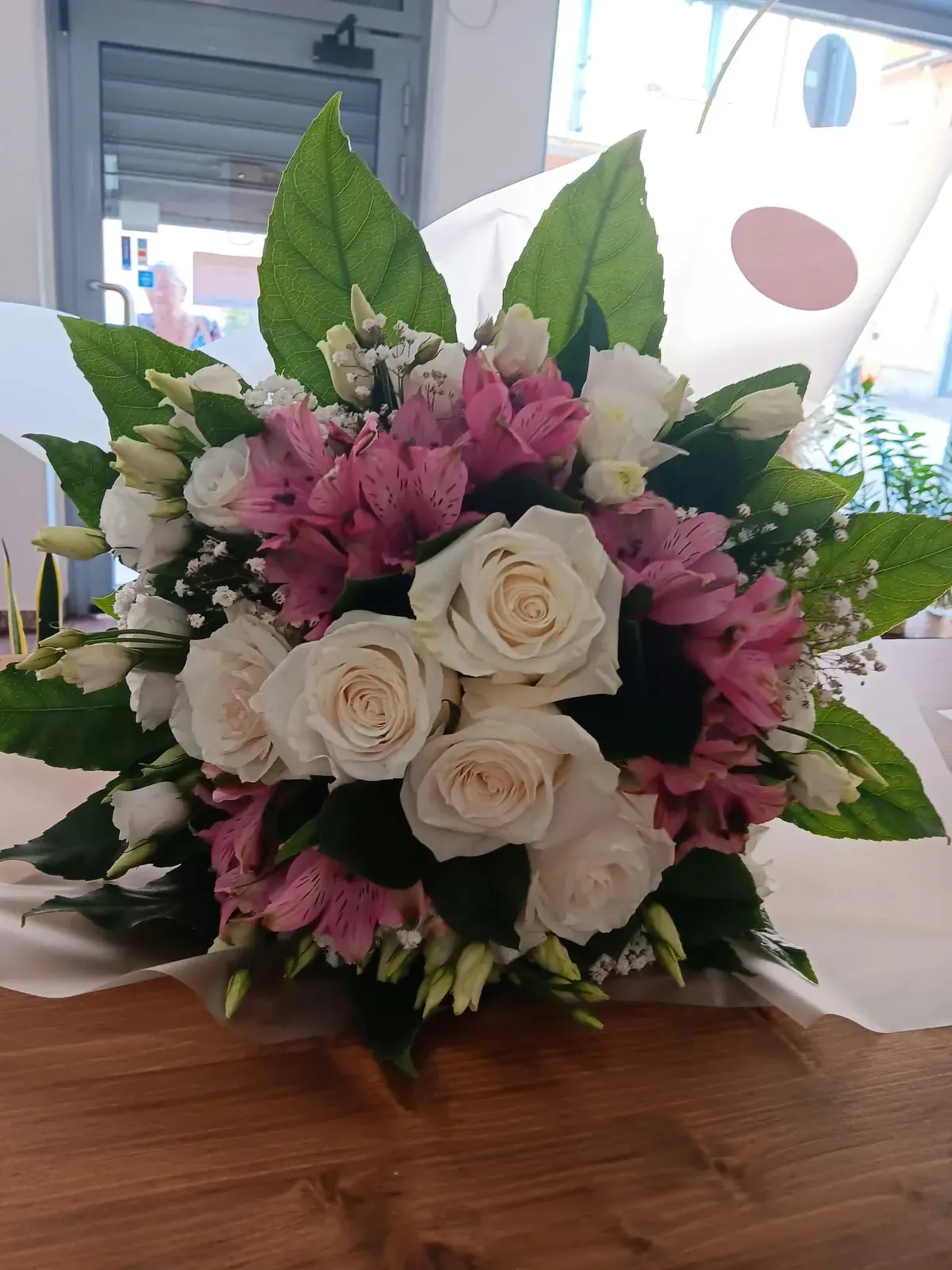 Bouquet di rose bianche e fiori rosa