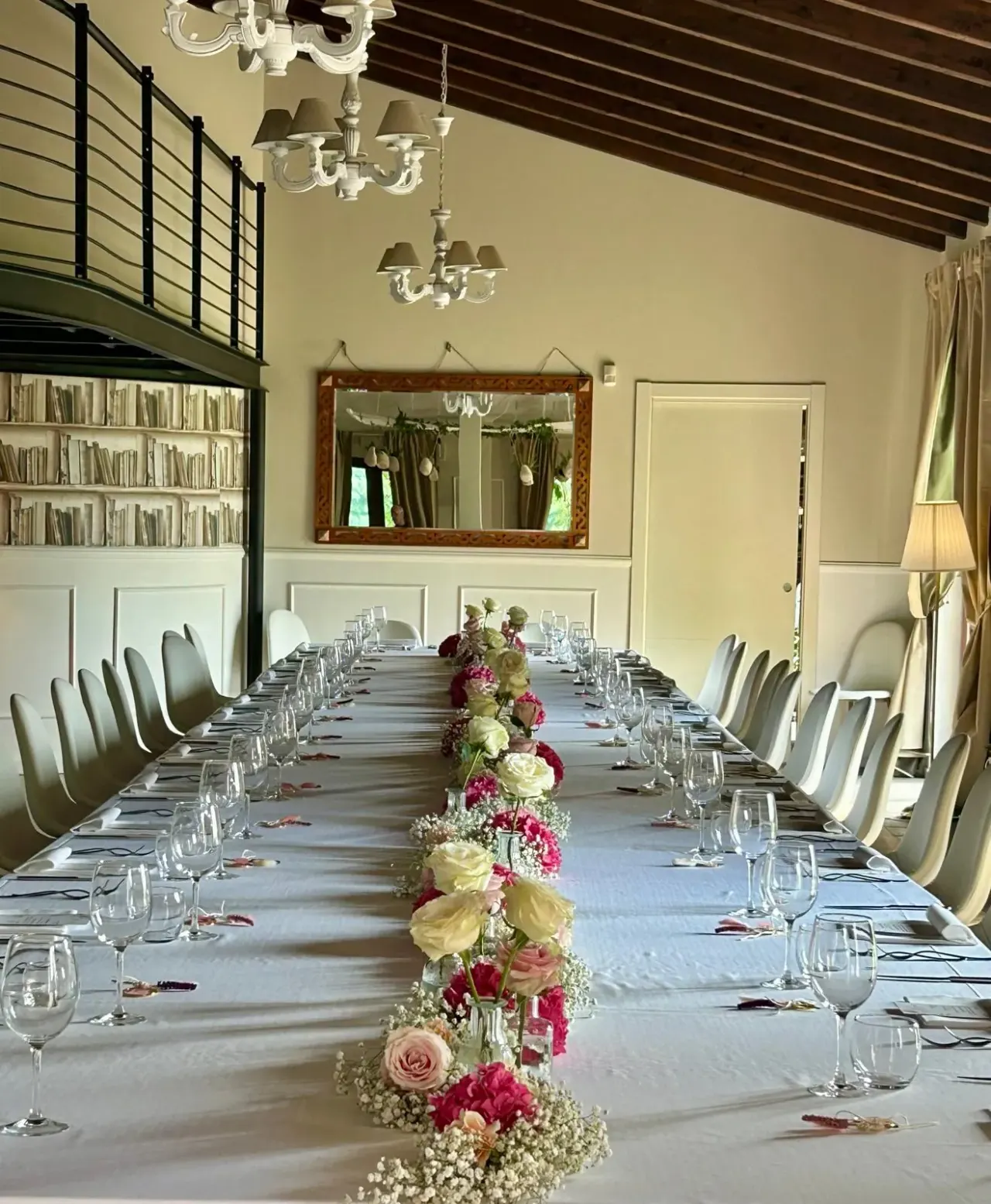 Tavolo lungo con centrotavola e rose