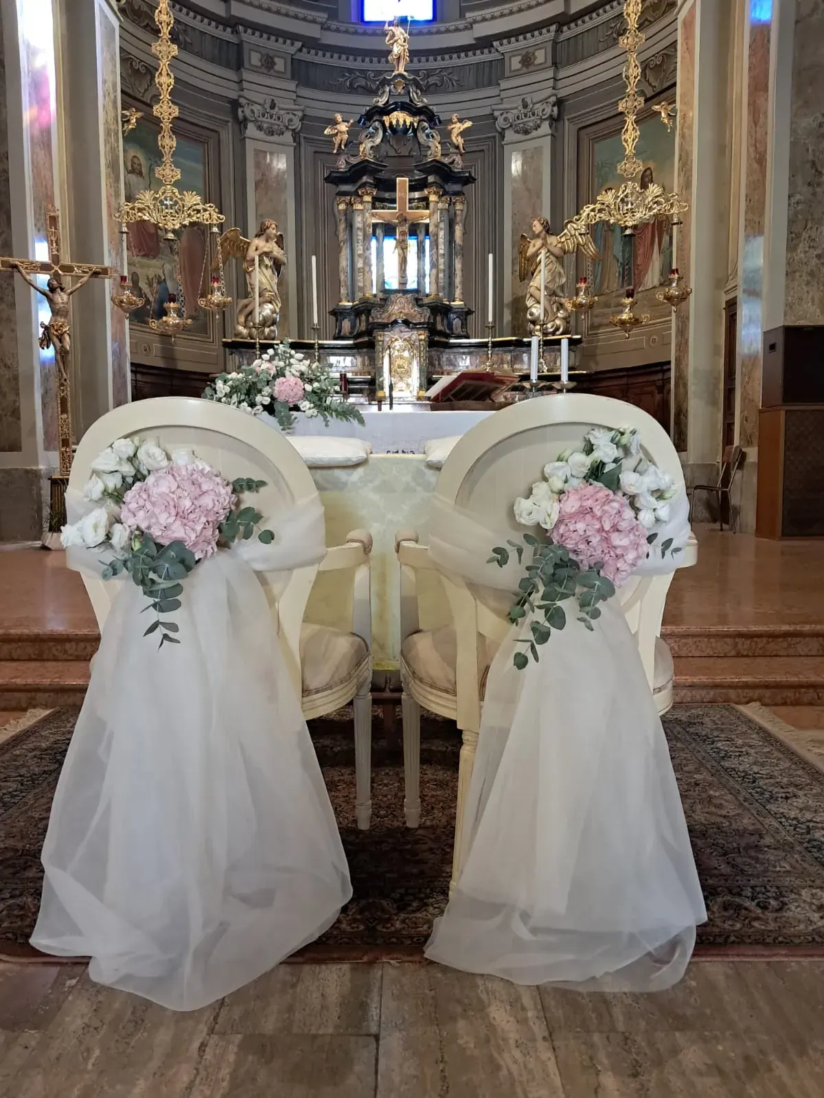 Allestimento floreale bianco e rosa per un matrimonio in chiesa