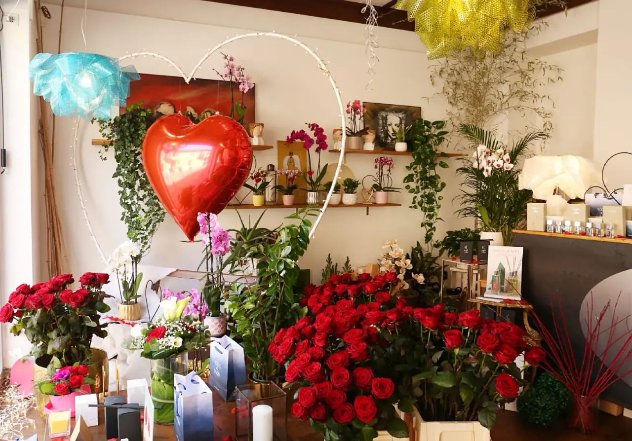 Rose rosse e decorazioni nella bottega