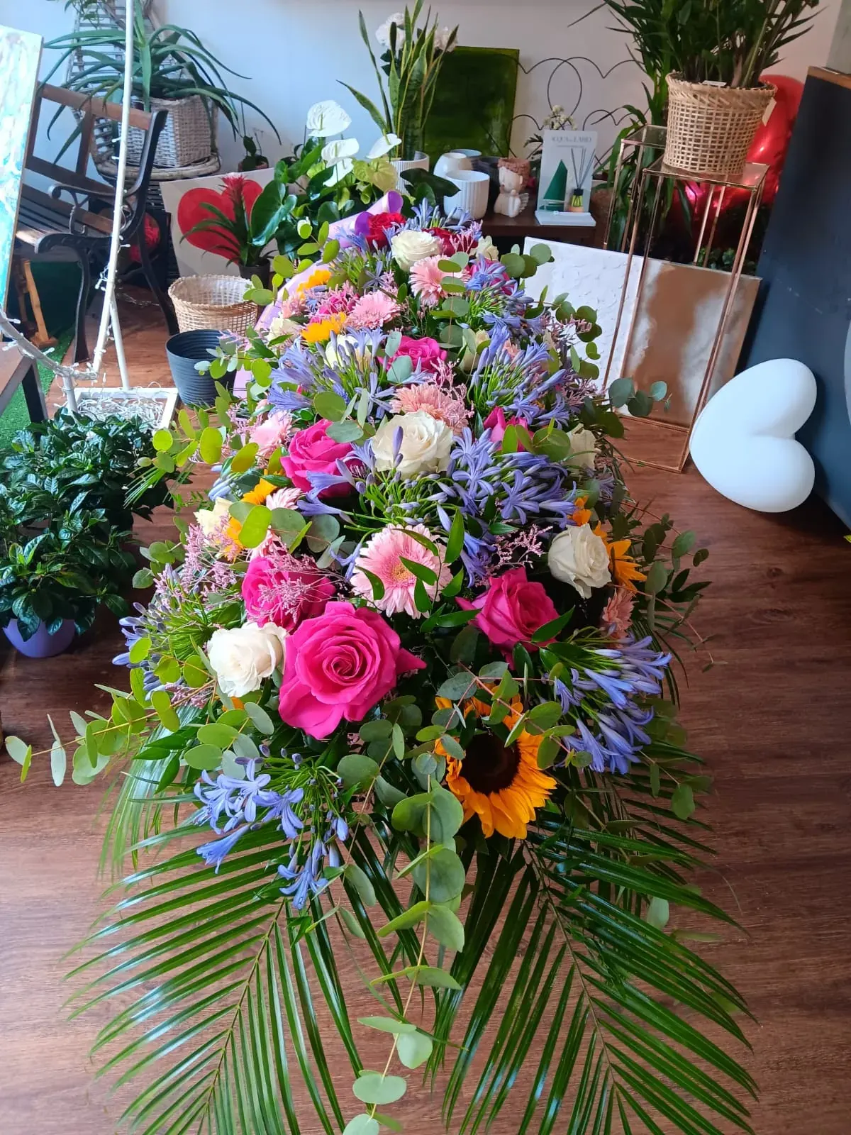 Composizione funebre di fiori colorati