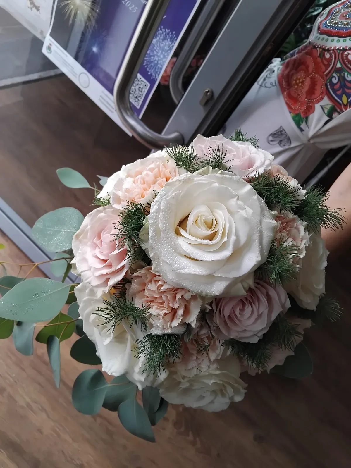 Bouquet da sposa con rose bianche e rosa