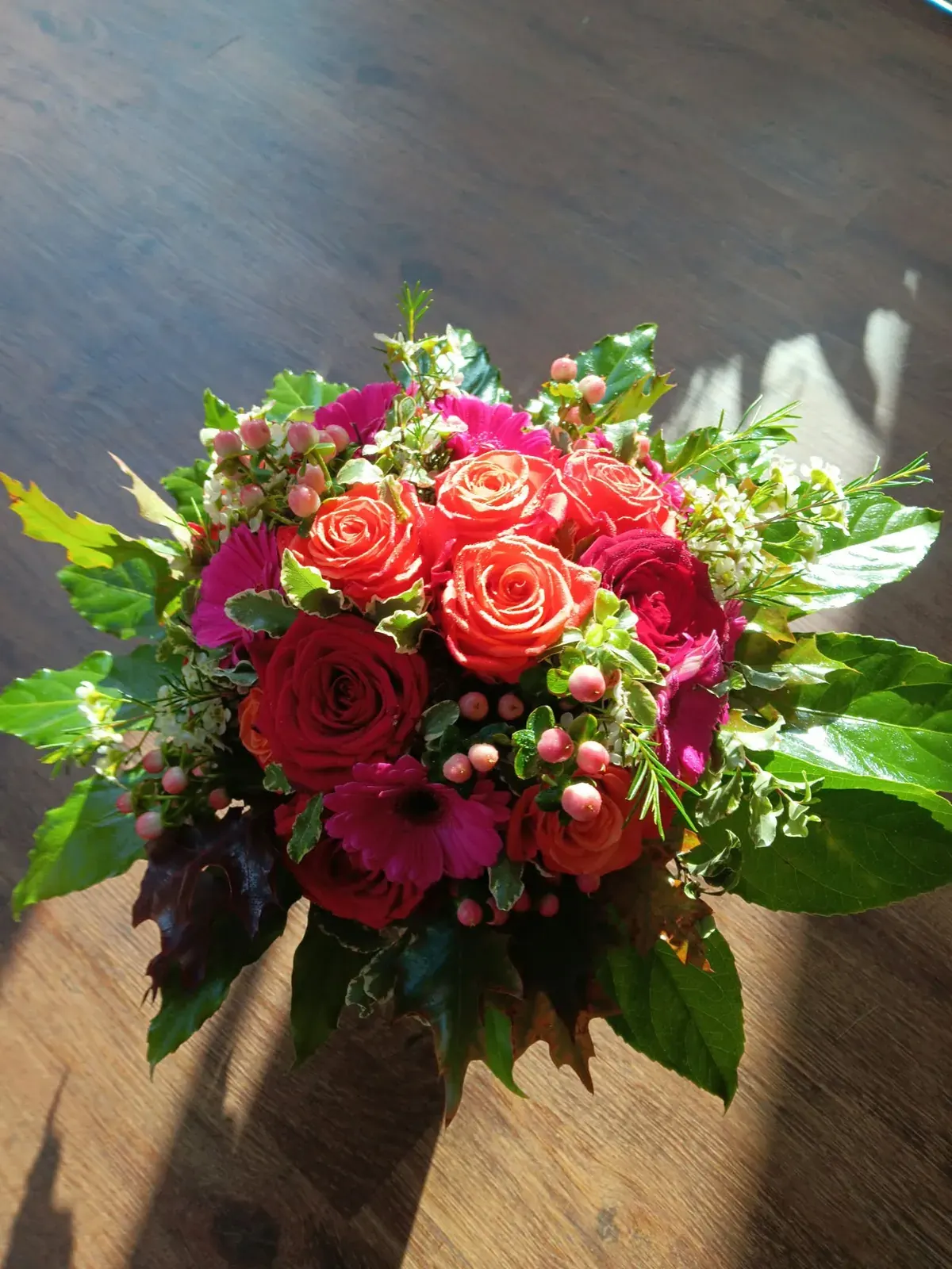 Bouquet di rose rosse con fiori bianchi