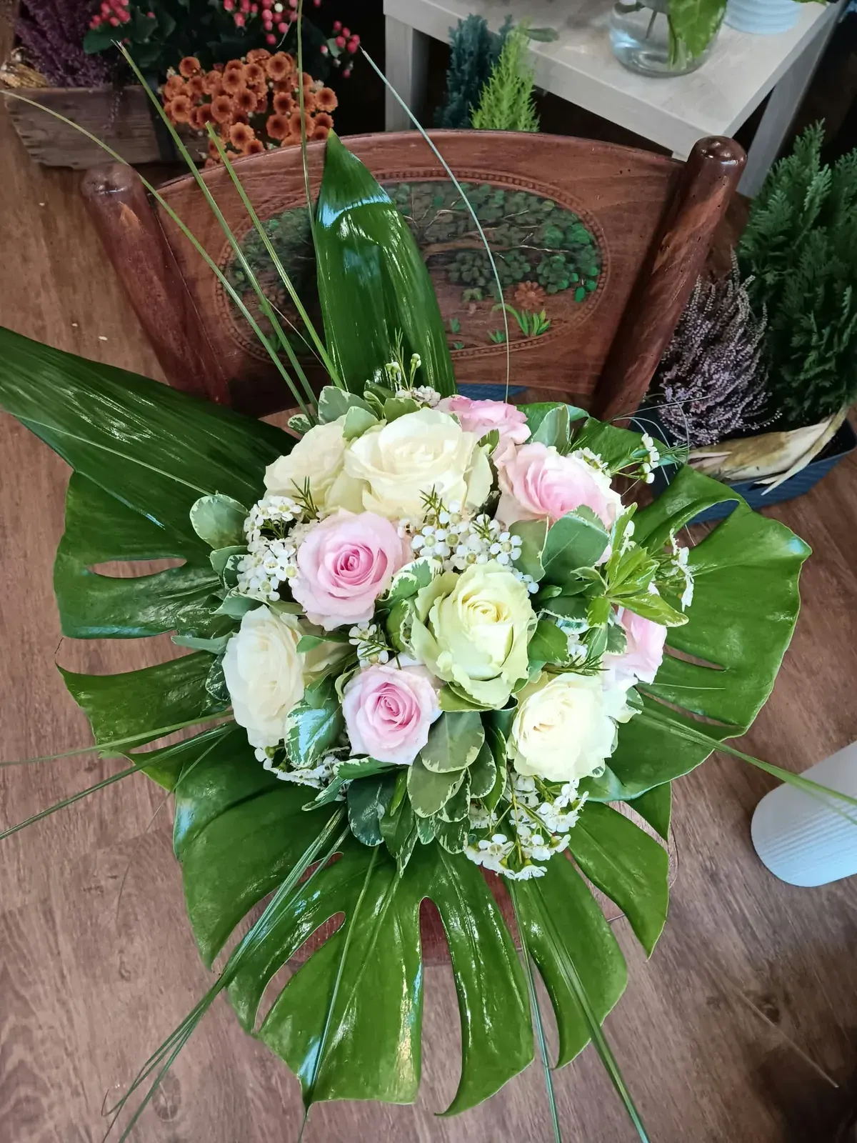 Composizione di rose rosa e bianche