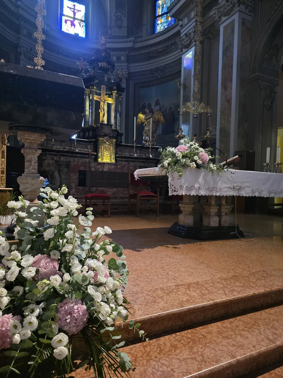 Fiori bianchi e rosa davanti all’altare
