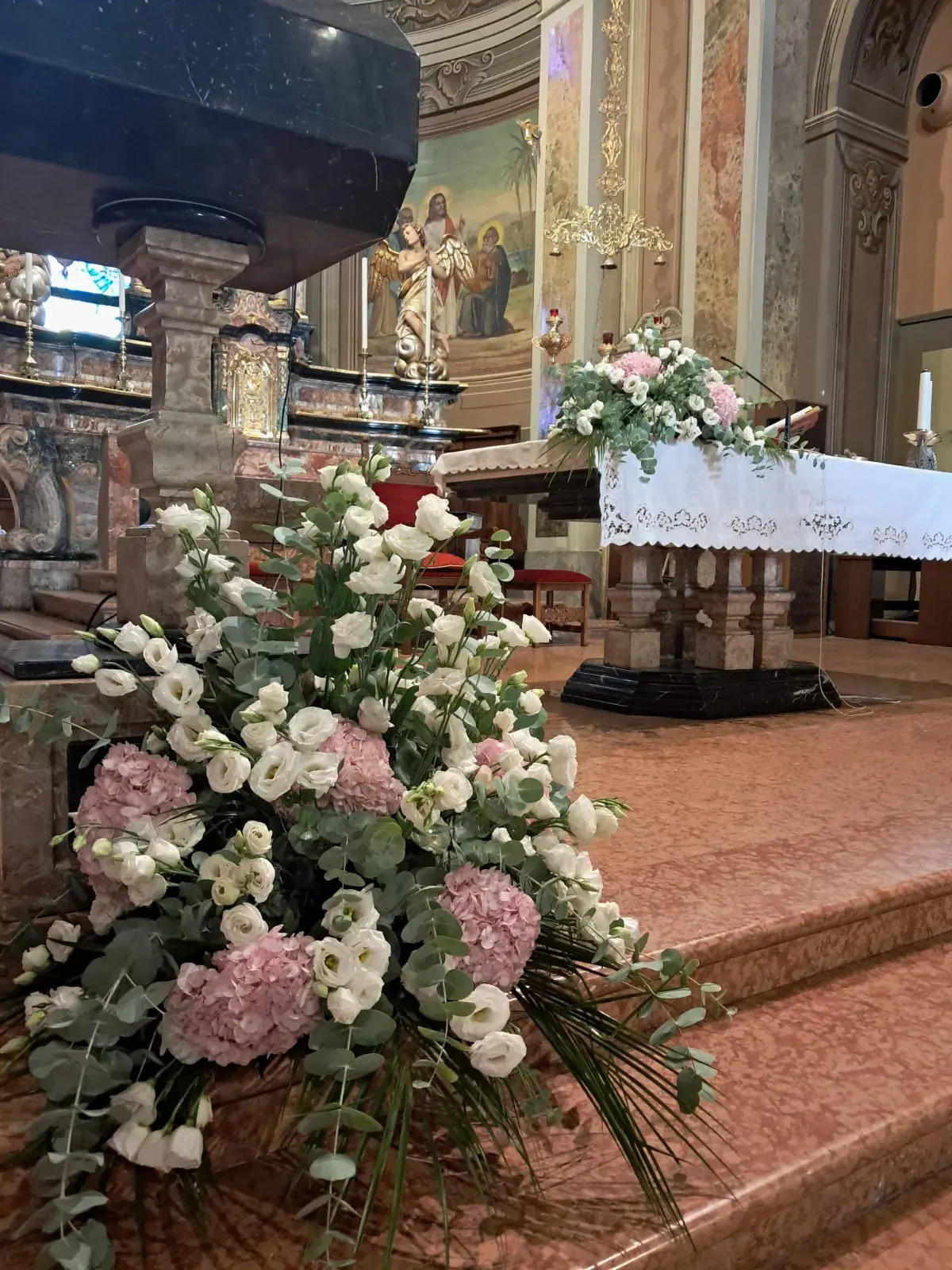 Composizioni floreali rosa e bianche in chiesa