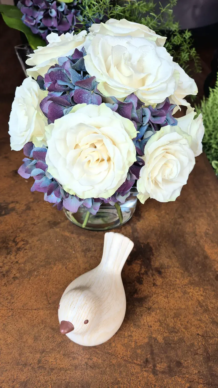 Bouquet bianco e viola in vaso