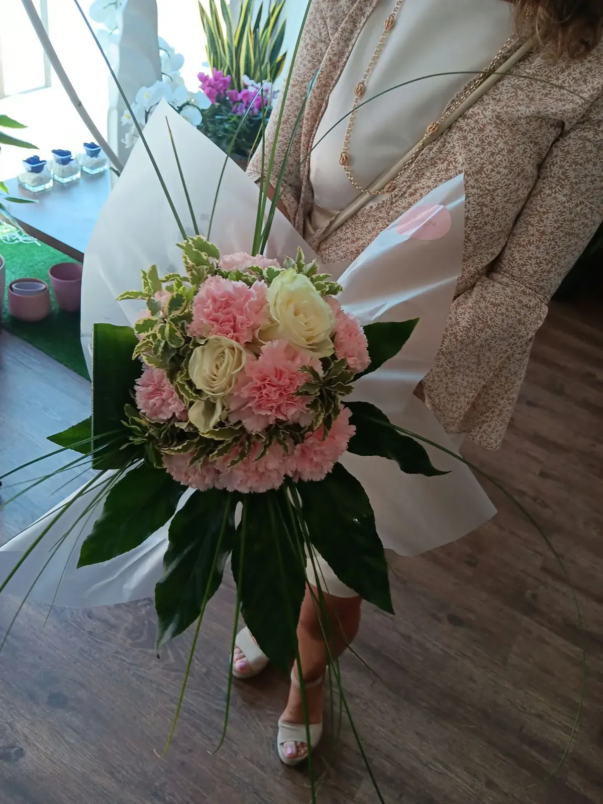 Bouquet rosa con foglie allungate