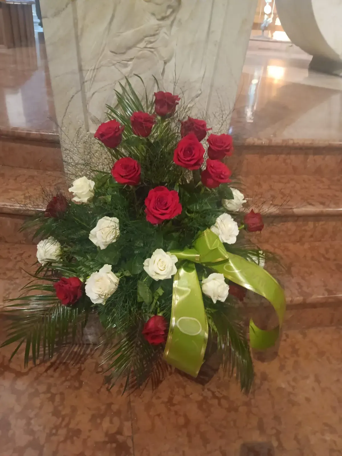 Composizione funebre di rose rosse e bianche
