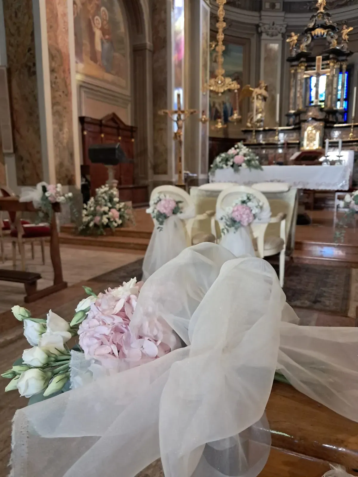 Sedute con tulle bianco e decorazioni floreali