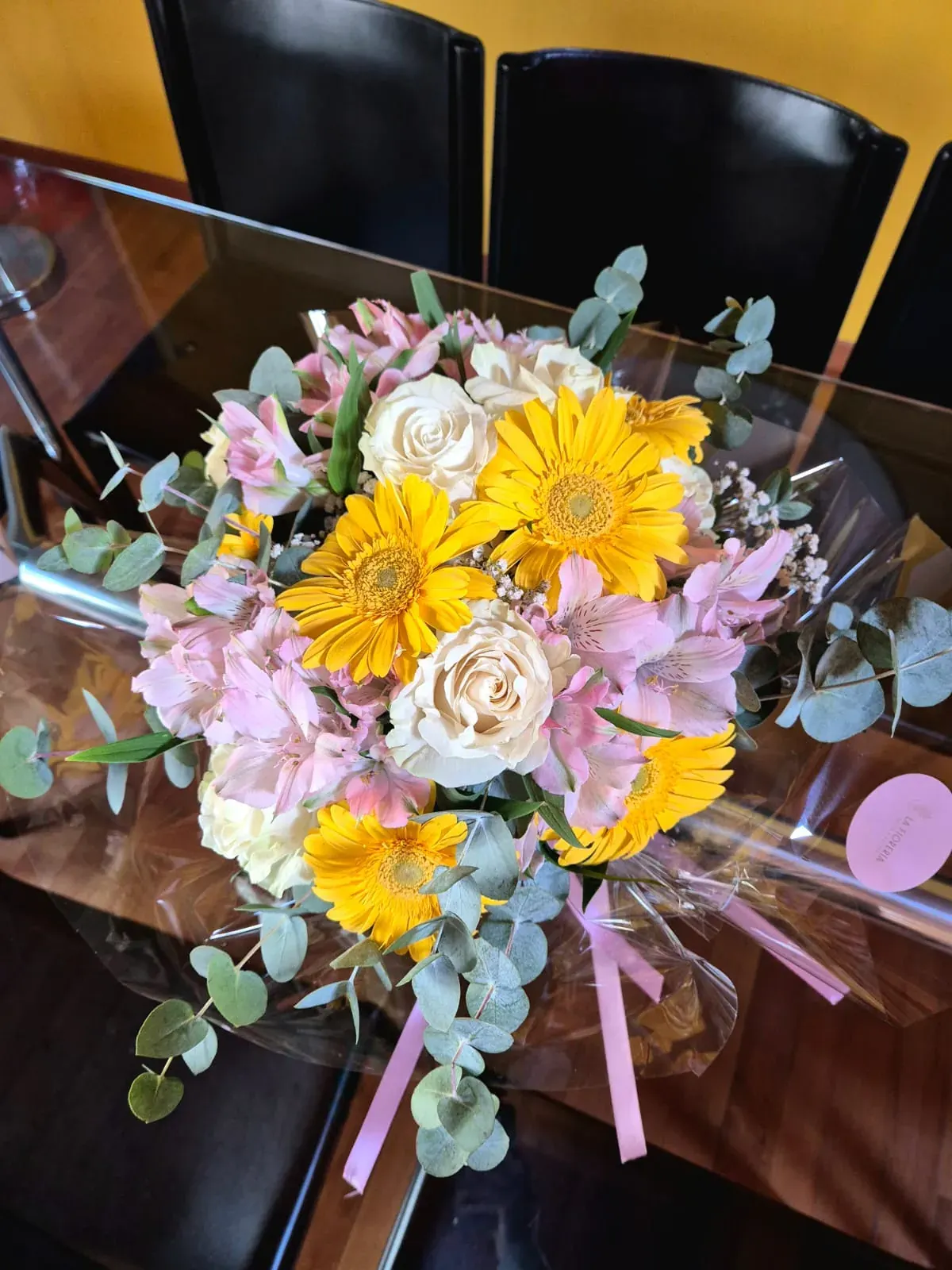 Bouquet giallo e lilla con nastro rosa