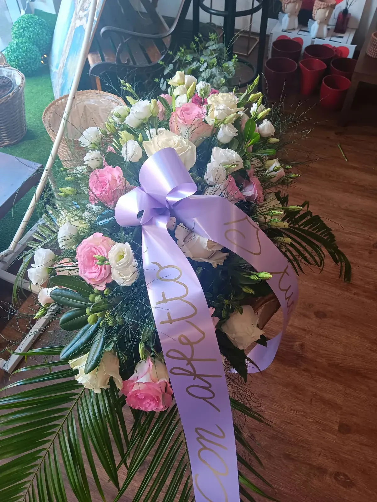 Composizione funebre rosa con nastro lilla