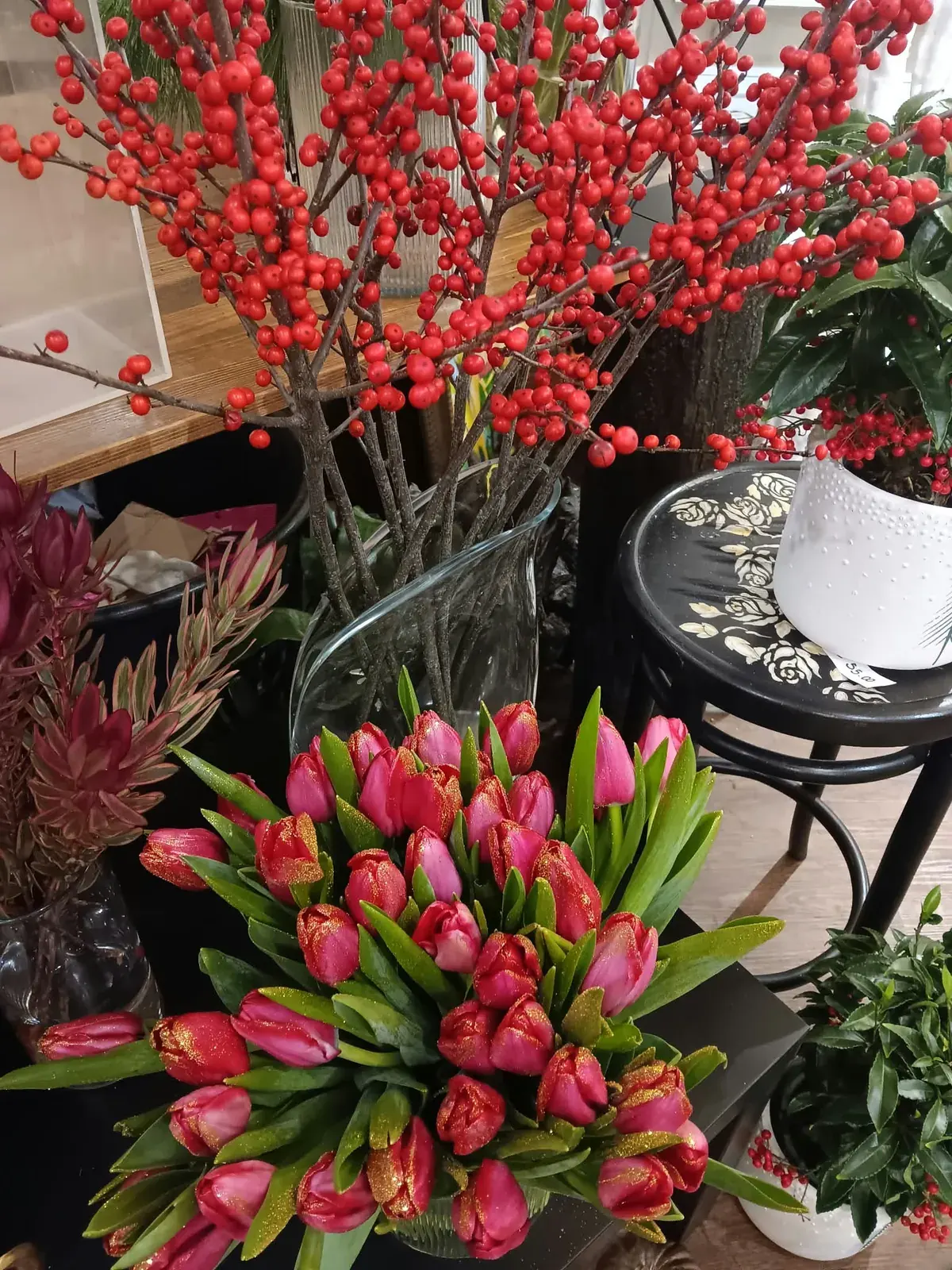 Tulipani rosa e rami fioriti rossi