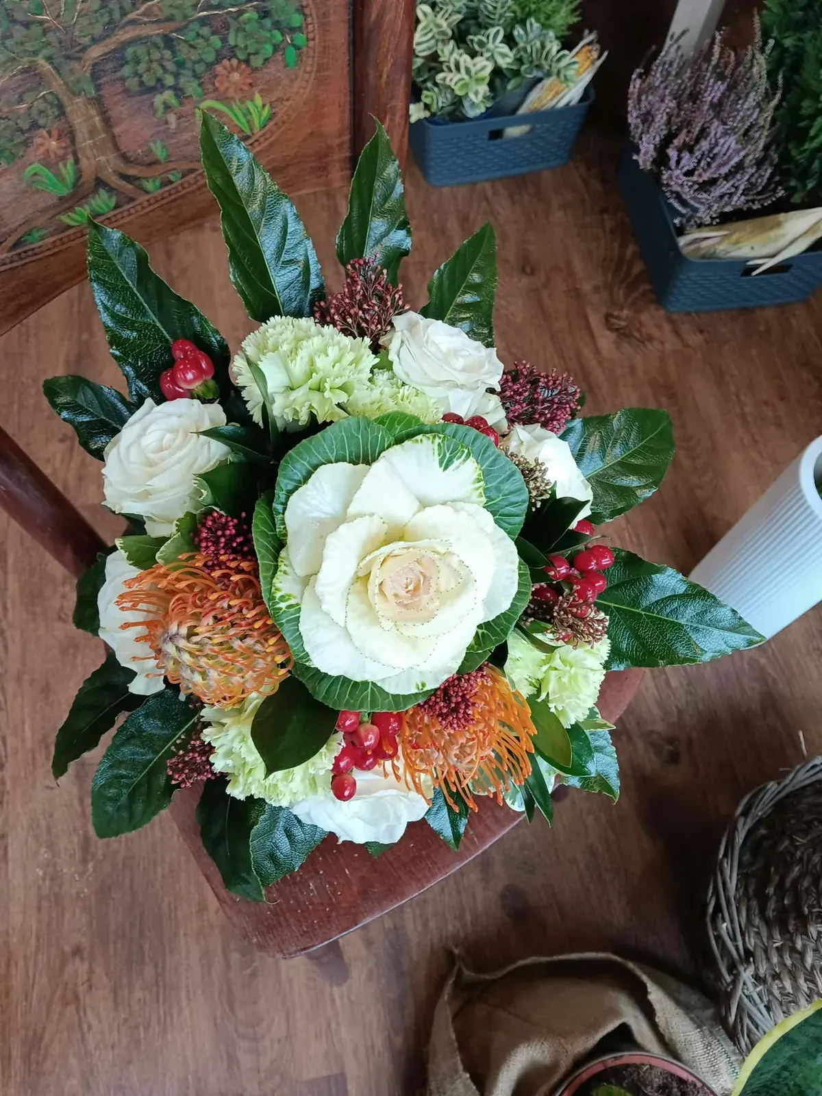 Bouquet di fiori bianchi con verde ornamentale