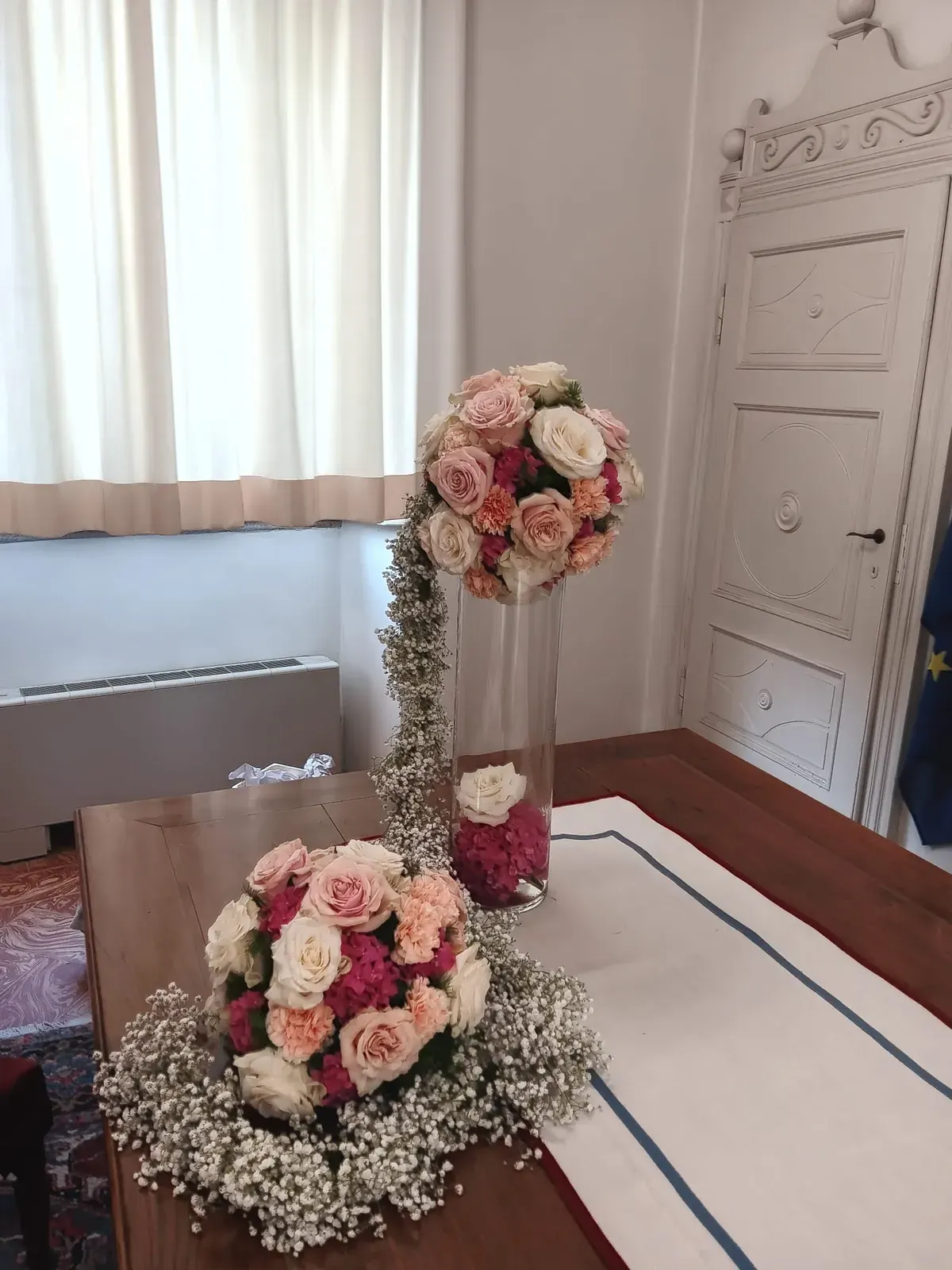 Composizione floreale rosa per il ricevimento