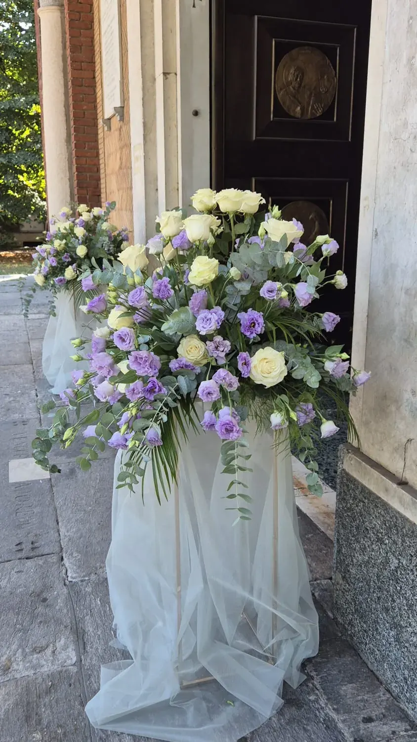 Composizione floreale bianca e lilla per la cerimonia