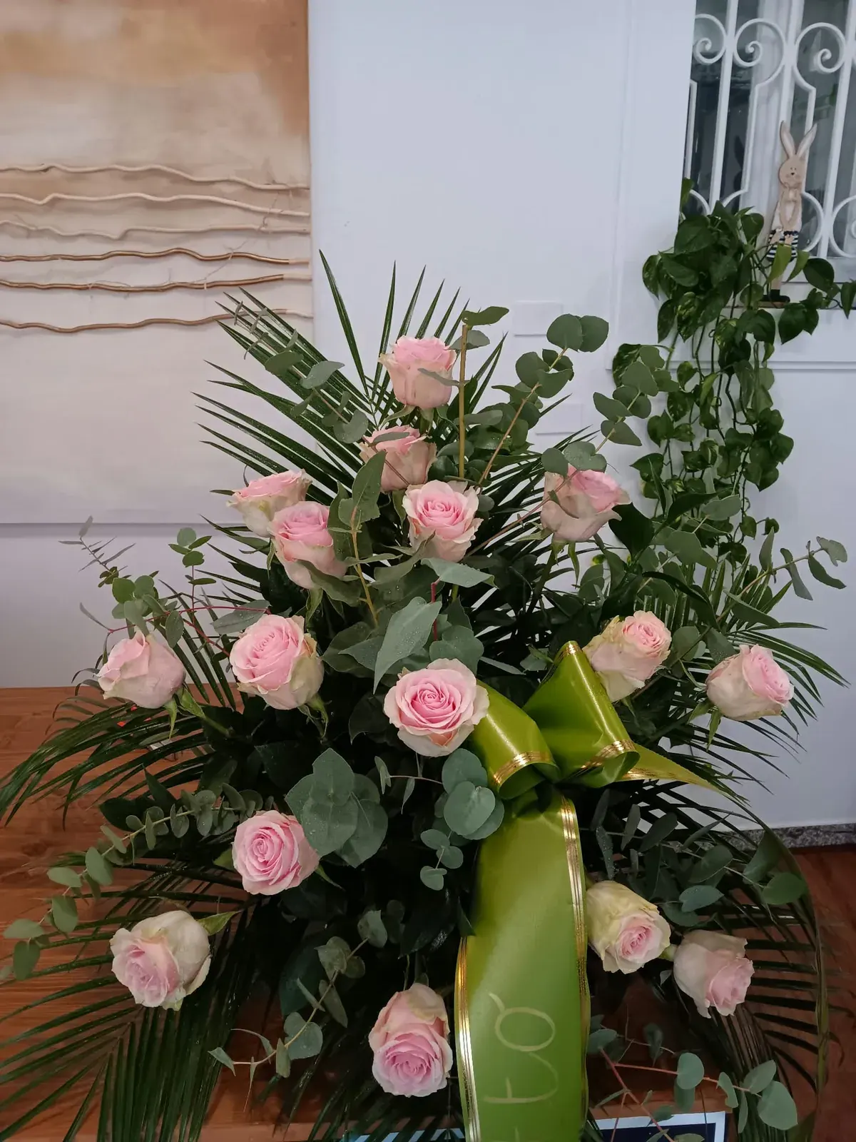 Composizione funebre con rose rosa