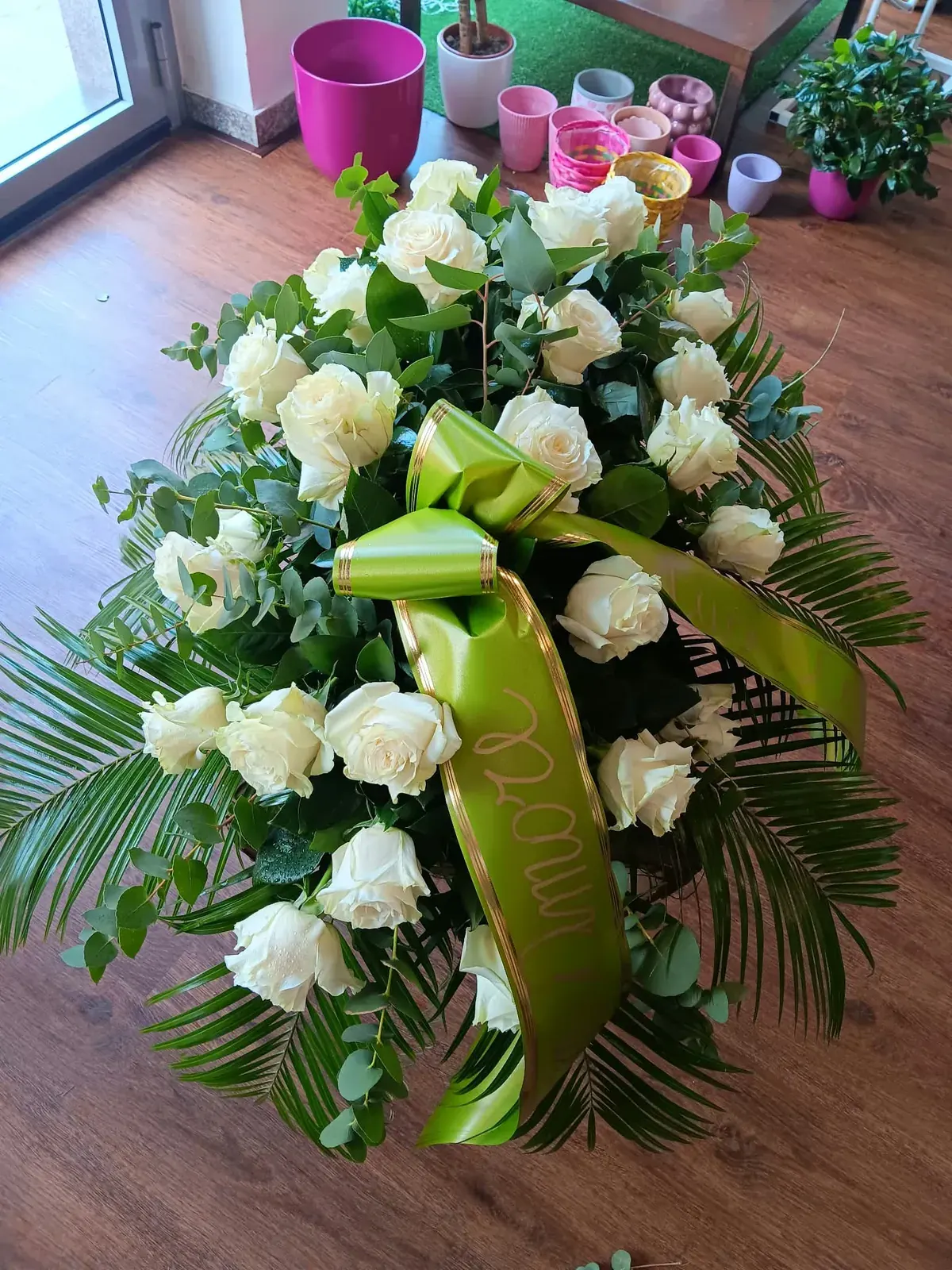 Composizione funebre bianca e verde