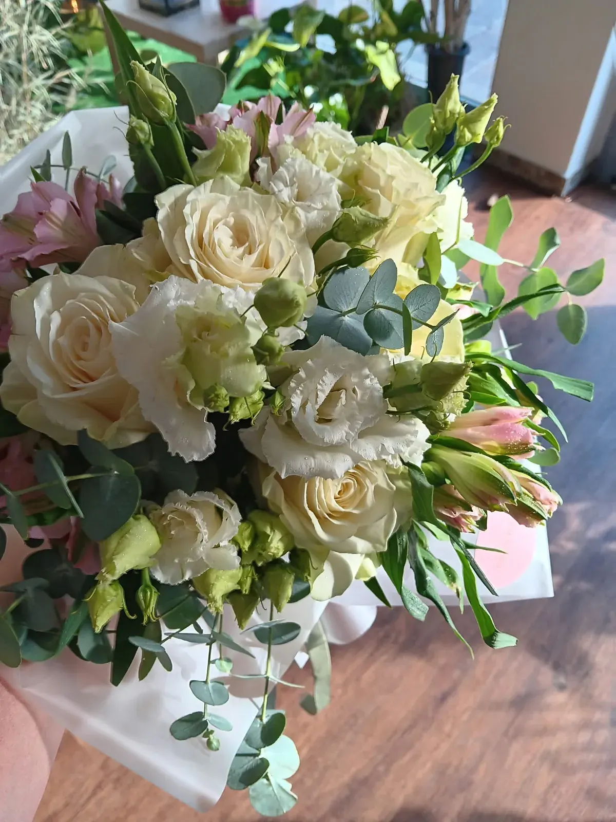 Bouquet di fiori bianchi e verdi