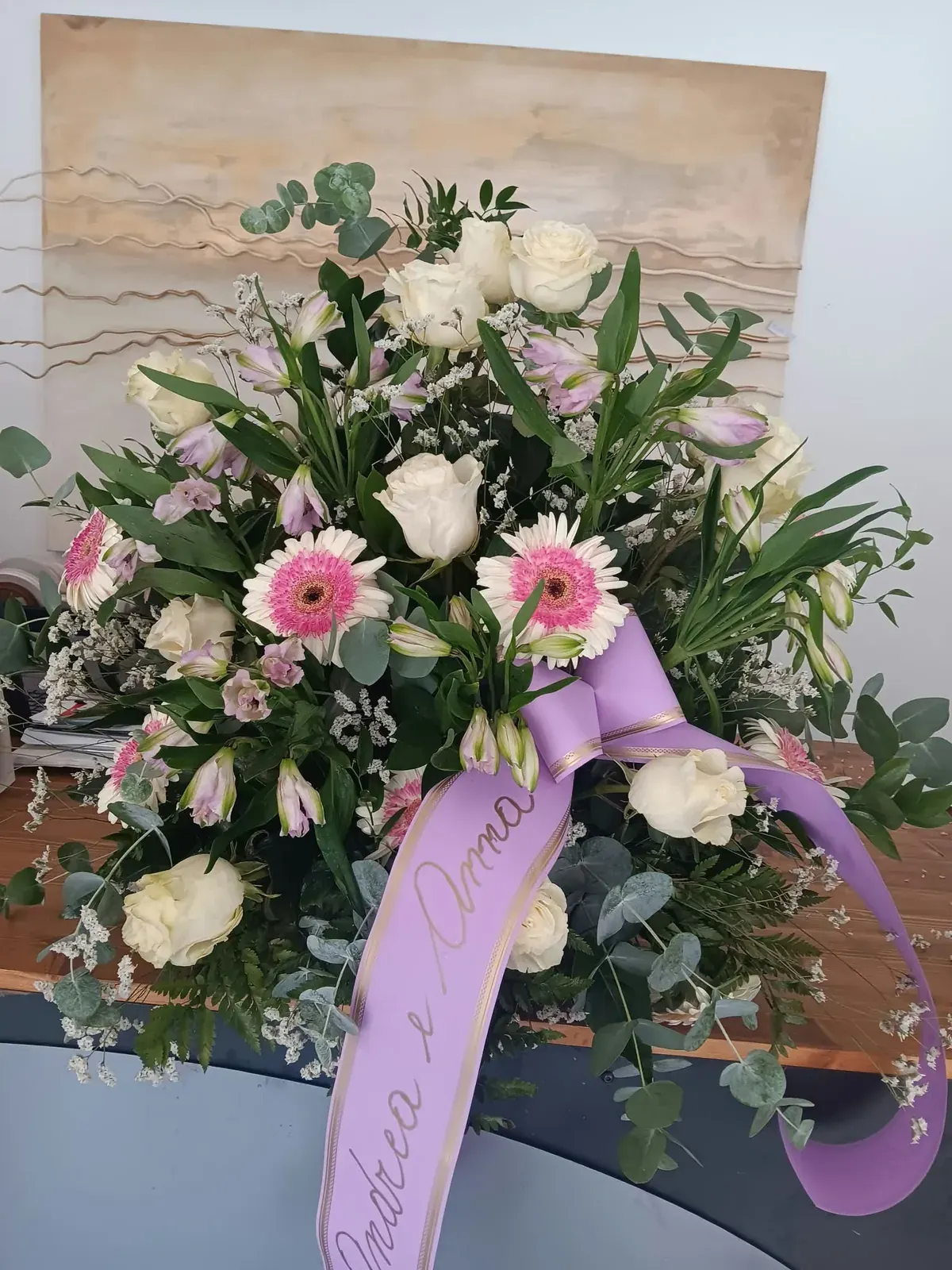 Composizione funebre rosa con nastro lilla