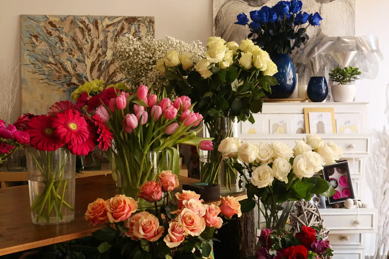 Rose e fiori freschi esposti nella bottega