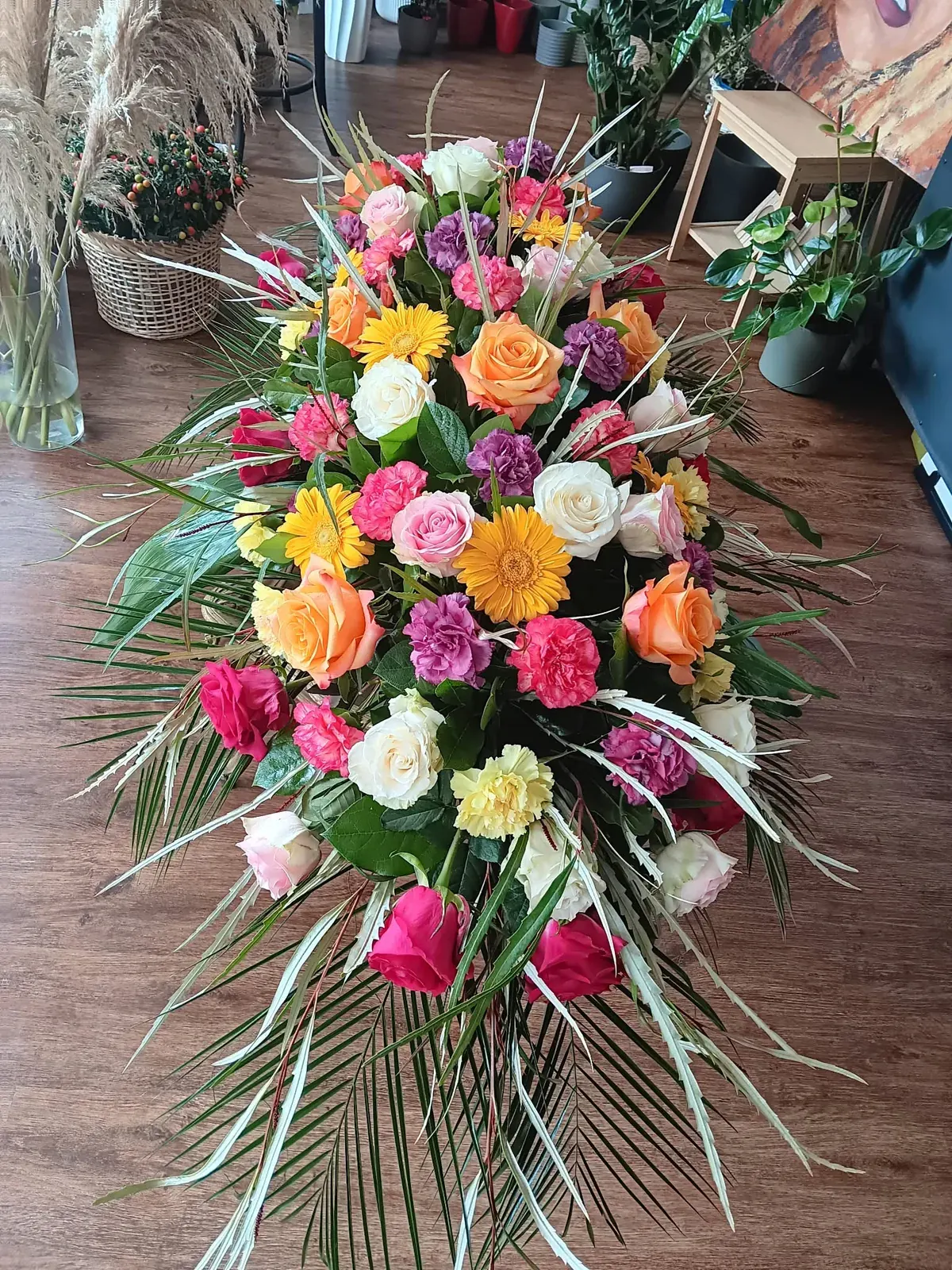 Composizione funebre con rose rosa e gialle