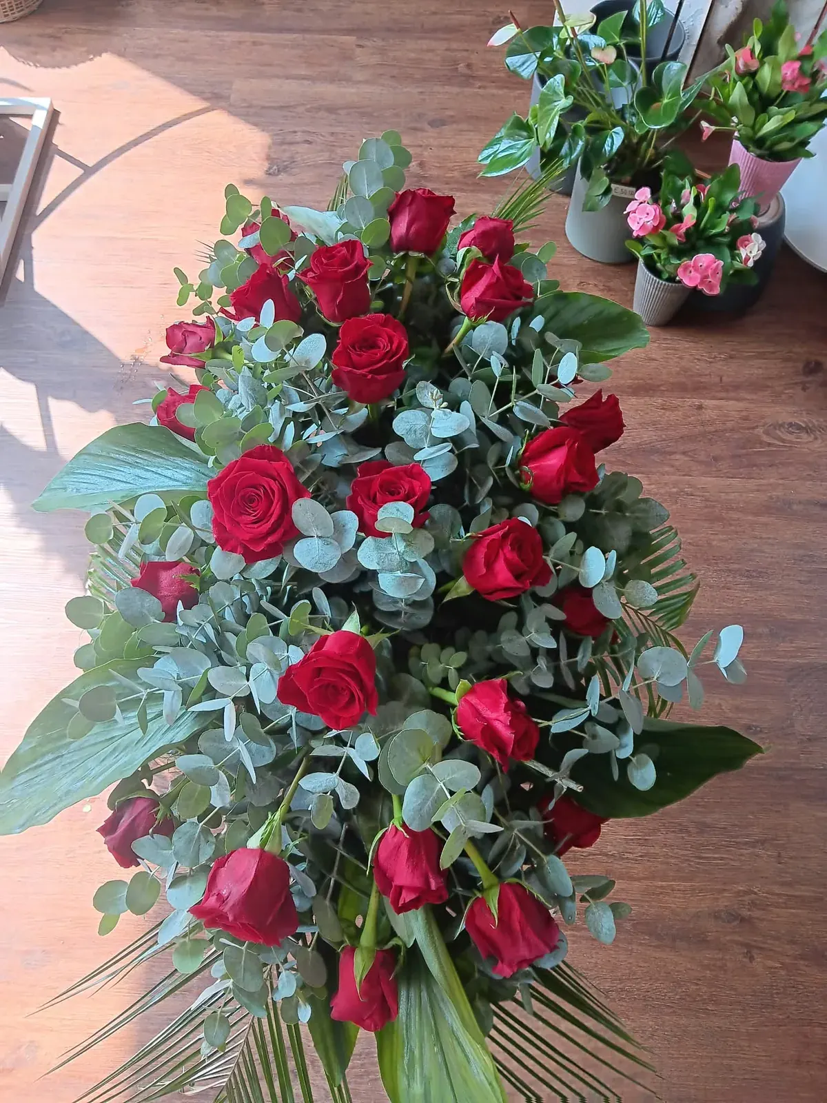 Composizione funebre con rose rosse