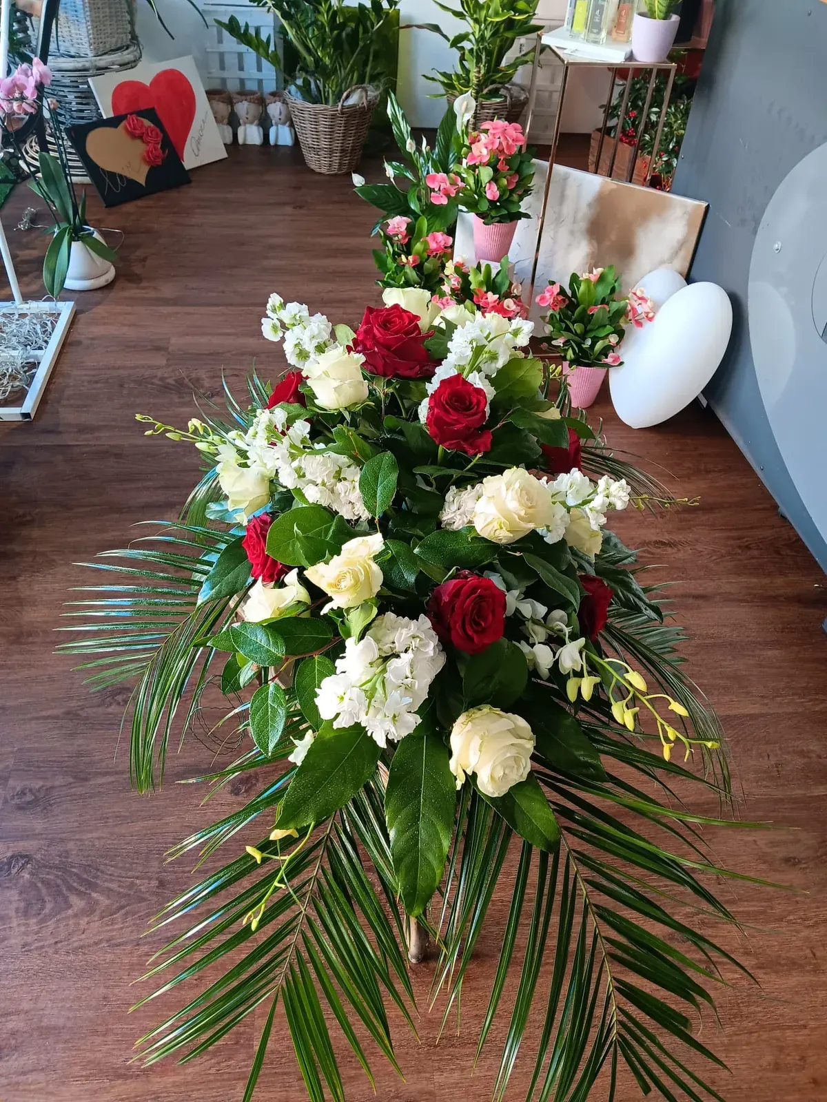 Composizione funebre con fiori bianchi e rossi