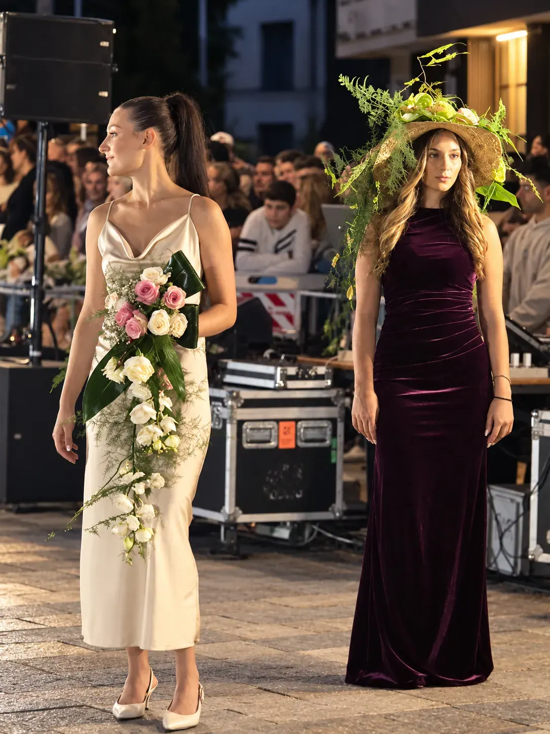 Abiti decorati con fiori durante un evento serale