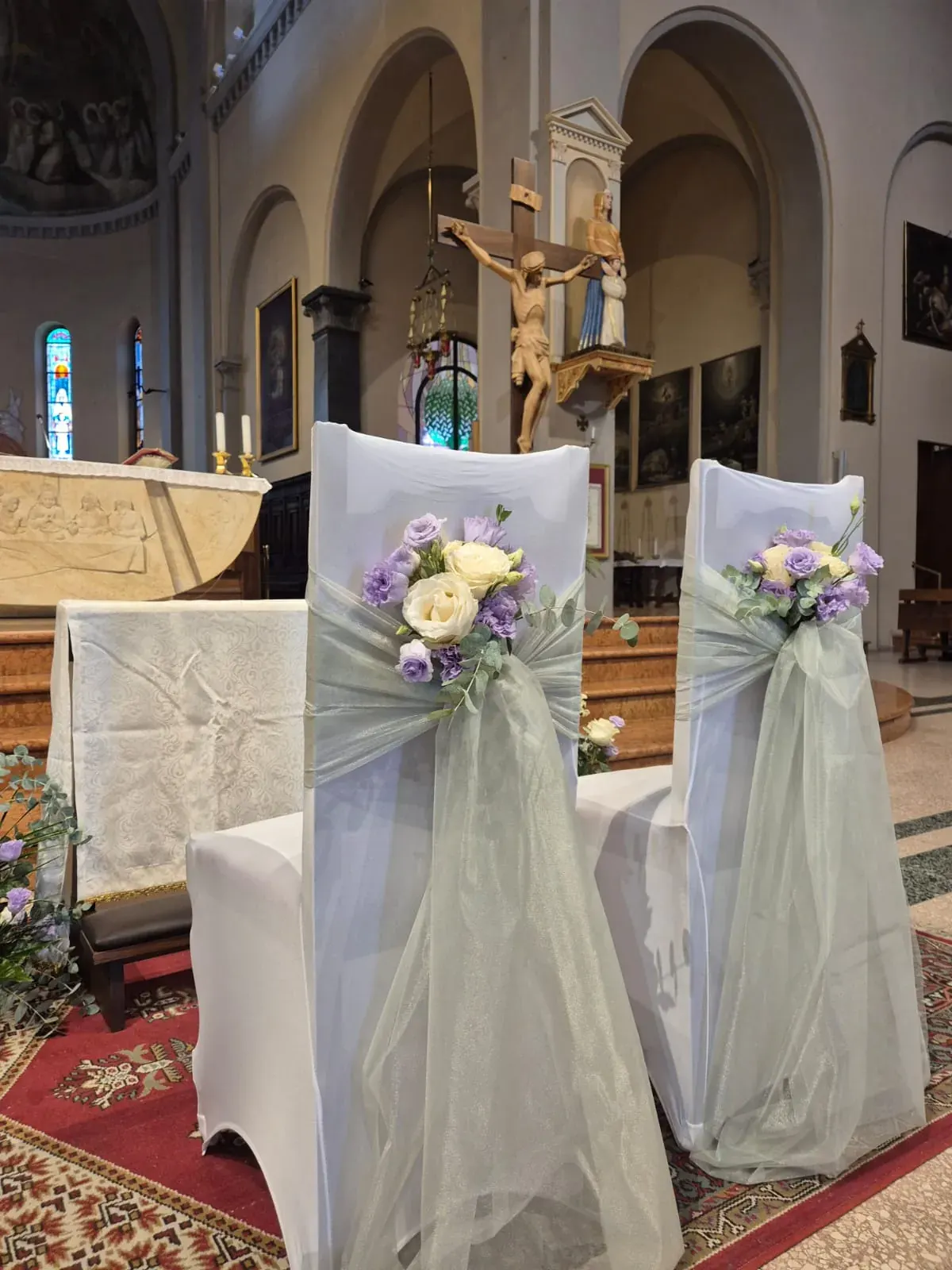 Sedute della cerimonia decorate con fiori e tulle