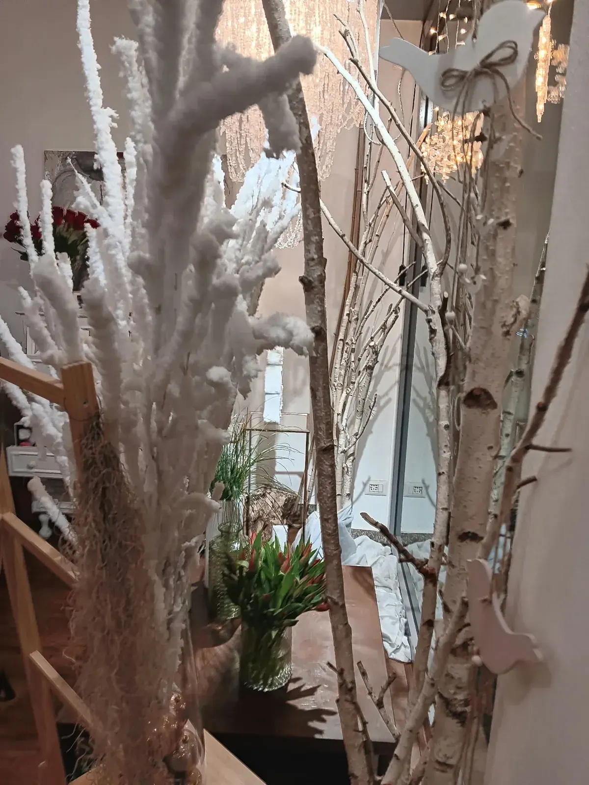 Rami decorativi e fiori bianchi